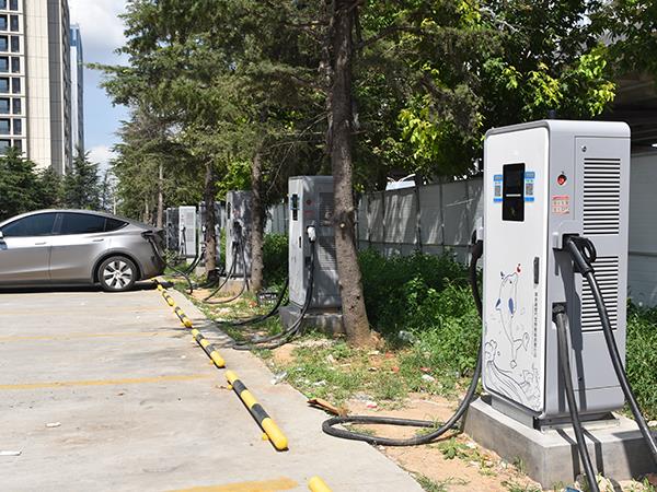 青岛充电桩厂家：汽车充电站的普及有什么优点