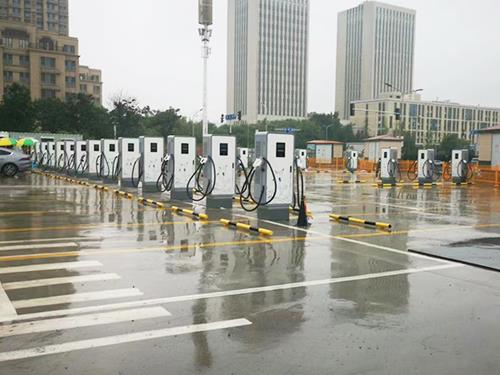 充电站：城市新基建的枢纽与电动汽车的“能量驿站”